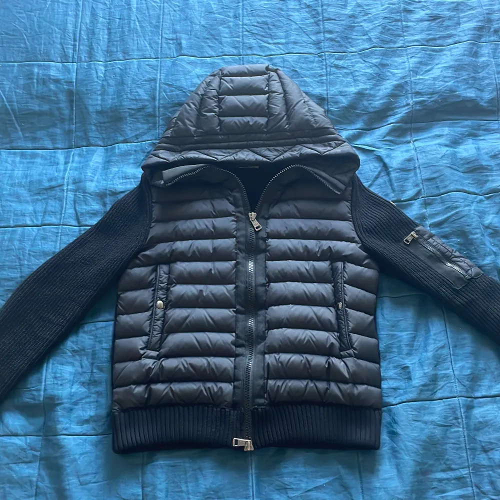 Hej, säljer denna feta moncler cardigan för ett bra pris, den har inga skador och är som ny. Passar perfekt dig som är mellan 170-180. Pris kan diskuteras vid snabb affär:). Tröjor & Koftor.