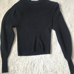 Svart stickad tröja - Säljer en snygg svart stickad tröja från Zara i storlek S. Perfekta plagget nu inför höst 🍂 