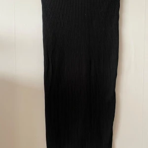 Ribbad svart kjol - Ribbad svart kjol, från hm helt oanvänd med prislapp kvar.