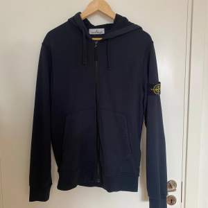 Hej,  Säljer min Stone Island Zip Up Hoodie då jag ej använder den längre. Plagget är iprincip oanvänt & är i nyskick. Köpt på NK & kvitto finns kvar.  Nypris ligger på runt 4000kr. Skriv PM ifall frågor finns. 