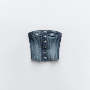 Jeans korsett från Zara - Säljer denna populära slutsålda jeanstoppen från Zara i storlek S. Superfint skick!❤️ Skriv om du har några frågor! 