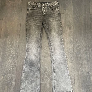 gråa lågmidjade jeans - slutsålda fina lågmidjade jeans från HM storlek 164 men passar mig som är xs/s och 162💓