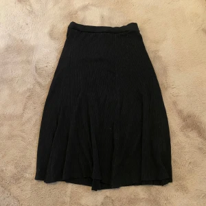 Svart ribbad kjol  - Använt mycket men säljer då den har blivit för kort för mig, nopprig på vissa ställen men det är inget som märks och i övrigt är den i bra skick!