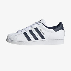 Adidas Sneakers - Knappt använda sneakers från Adidas (bilden är från zalandos hemsida där jag beställde dem). Skriv vid intresse så kan jag skicka bild på mina skor. 