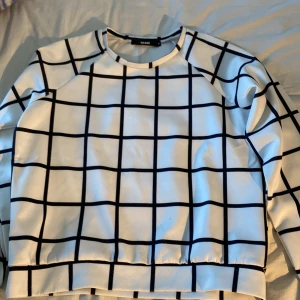 Fin randig tröja lite knottrig vid magen🖤🤍 - Fin rutig tröja lite knottrig vid magen men annars fint skick