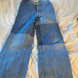 Jeans som är både ljus och mörk blåa ett litet igen syt hål på vänstra knät💙🩵 - Ljus och mörk blåa jeans med ett litet igen syt hål på vänstra knät men annars fint skick