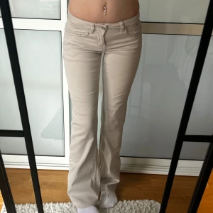 Lågmidjade Bootcut jeans  - Beiga lågmidjade Bootcut jeans från h&m. Innerbenslängd:80 midjemått:35 x2 stretch till 37 köp sker via köp nu, jag postar inom 24h. Kvar tills markerad såld 