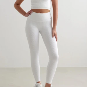 Träningstights - Säljer dessa jättefina tights från aimn. Knappt använda & jättefint skick! Storlek S. 