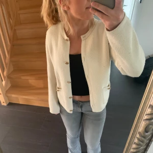 Vit kofta - Säljer denna jättesöta kofta från Zara då den inte längre används. Perfekt nu när det snart är höst och blir lite kallare. Skick 8/10 då tröjan, som många stickade tröjor blivit lite nopprig på vissa ställen☺️