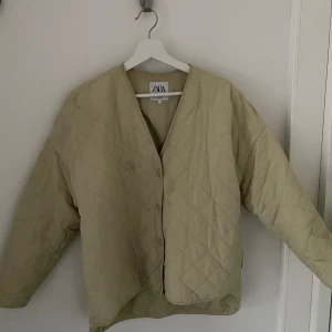 Kappa ifrån zara - Jackan har några defekter som visas i bilden men annars i gott skick. Säljer då den inte kommer till användning 