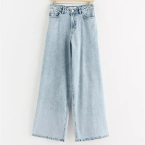 Ljusblå jeans med vida ben - Säljer ett par ljusblå jeans från Lindex. De har en avslappnad och trendig stil med vida ben och hög midja. Perfekta för en casual look! 🦋
