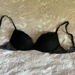 Intimissimi bh✨ - Äldre modell av intimissimi push up bh i vacker spets❣️ med justerbara band🫶