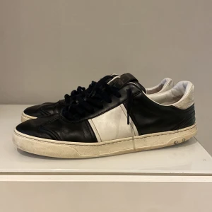 Valentino flycrew - Säljer dessa flycrews i läder, sparsamt använda, få spikar har ramlat av, storlek 46 men passar 45, pris 2299. Ingen låda medföljer