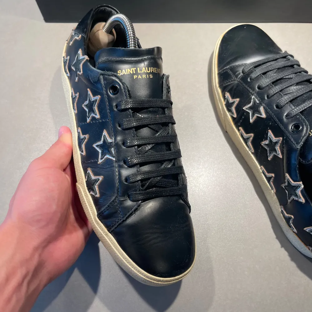 ‼️VI TAR EJ BYTEN‼️ Saint Laurent (SL06) sneakers ⭐️ | Skick: 9,5/10 | Storlek 40 fits 41 | endast kort ingår | Fraktar inom 24H efter köp, på köparens bekostnad 📦 | Hör av dig vid minsta fråga eller fundering 💭. Skor.