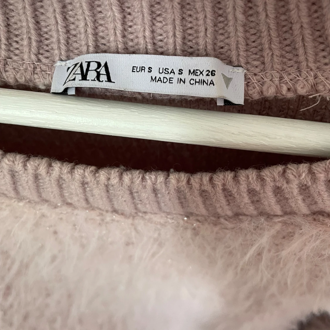 Rosa fluffig tröja från Zara - 1
