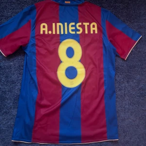 Andres iniesta  - Iniesta tröja från 2007, väldigt bra skick, använd en gång sen har bara hängt upp den på väggen 
