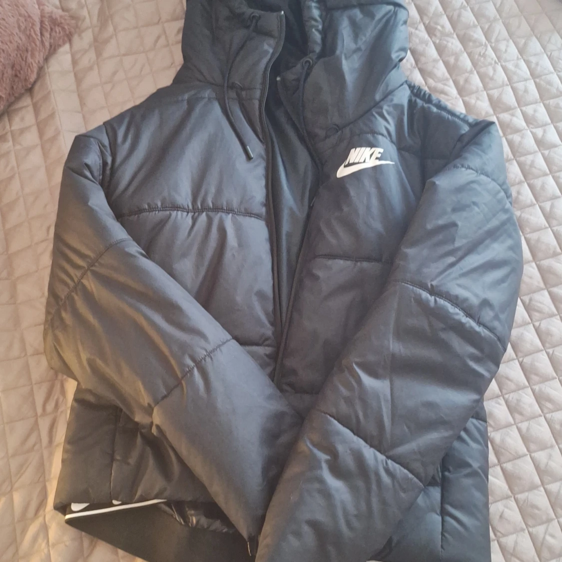 Svart pufferjacka från Nike