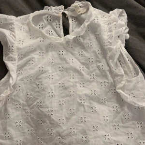 Vit mönstrad blus  - Vit mönstrad blus från Hm, använd få gånger och är i väldigt bra skick💗 Finns fler bilder!! 