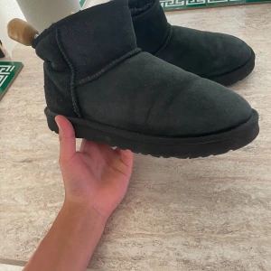Uggs skor - Skick 8/10 ✅, skit sköna till hösten och kommer hålla dig varm under vintern passar bra till kille och tjej.