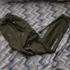Grön Nike cargo byxa (S) - En grön Nike camo byxa med en cargo ficka och bra, tunn material. 