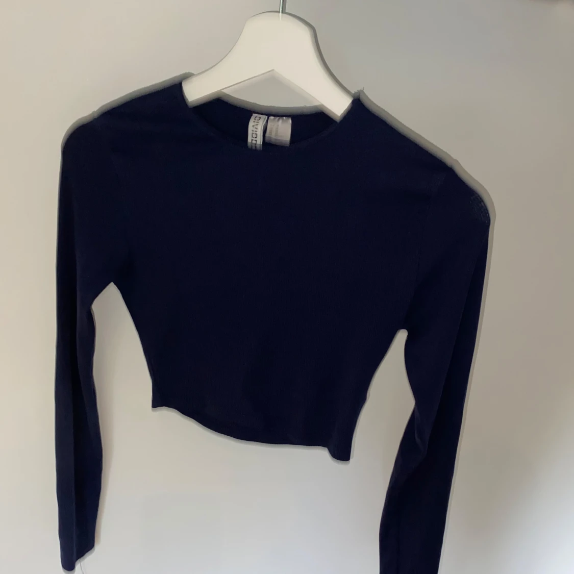 Mörkblå croppad topp från Divided