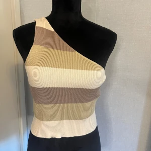 En ärmad top - Kamouflage färgad topp, aldrig använd 