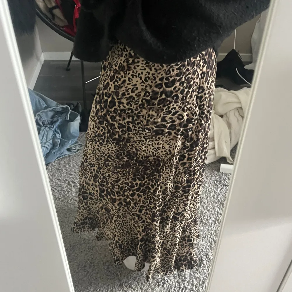 Super fin leopard mönstrad kjol med lite volang! Kjolen Ă€r i jĂ€tte bra skick dĂ„ den Ă€r oanvĂ€nd, den har en dragkedja pĂ„ höften och sen gĂ„r det en volang tvĂ€rs över kjolen! (Kjolen Ă€r lite kortare fram Ă€n bakifrĂ„n) priset kan diskuteras!âșïž. Hameet.