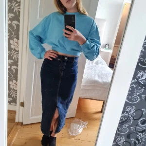 Blå tjocktröja - Cool blå tjocktröja som är väldigt skön att ha på sig och passar till ett par högmidade byxor eller kjol.