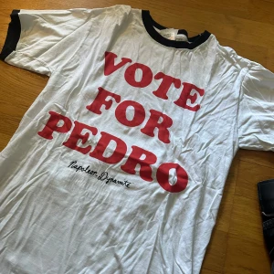 T-shirt - En vote for pedro t-shirt, perfekt till halloween! Storlek M❤️🤍🖤