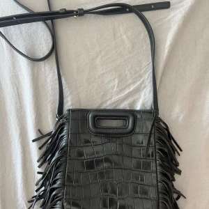 Maje väska - Jätte snygg maje väska med kvitto och bag kvar😍!! Lite defekter som inte riktigt syns på bilden men skriv för fler bilder på just defekterna 