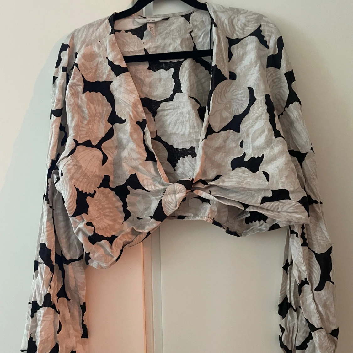 Kort, djup v-ringad blus - 90