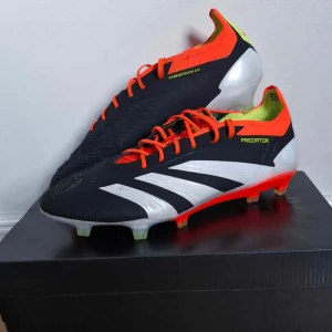 Adidas predator Elite svart/röd. Storlek 42 - Säljer mina fotbollsskor eftersom dem är för stora för mig. Skick 8/10