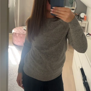 Stickad tröja - Stickad tröja som är använd fåtal gånger och som inte kommer till användning längre🎀den är även nytvättad!! kan diskutera pris!!