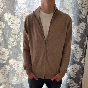 Davida Cashmere Tröja - Tja! Säljer nu denna sjukt feta och eftertraktade zip hoodie i 100% kashmir från Davida cashmere  i storlek L. Skicket är 9/10, inga deffekter och riktigt bra skick. Nypriset är runt 3000 kr men säljs inte längre. Vid fler frågor/bilder är det bara att skriva!