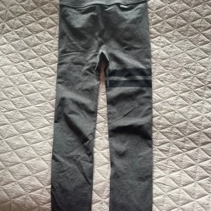 Träningskläder Stronger - Två par träningstights och en matchande topp i storlek XS/S. Jättefint skick