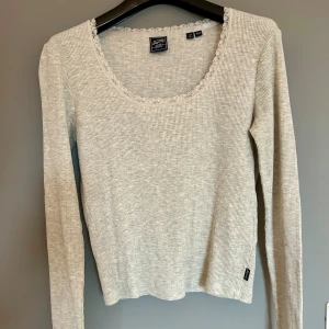 Långärmad Tröja - Långärmad grå-beige melerad, urringning med spetskant. Nyskick, använd 1 gång Inköpspris: 399kr  