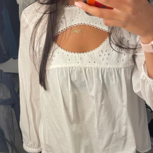 vit blus - jättesöt vit blus ifrån Zara, aldrig använd endast testad. Storlek XS.
