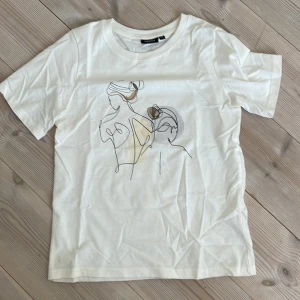 T-shirt från Kappahl  - Säljer en fin T-shirt från Kappahl! Den har några små fläckar (syns bäst på bild 3). Kan skicka fler bilder på dem vid önskan!