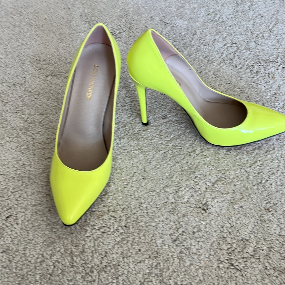 Neongula pumps med klack