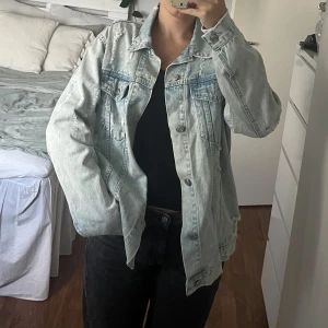 Oversized jeansjacka  - Jättesnygg oversized jeansjacka, perfekt till hösten 🩵. Jackan är i bra skick utan skavanker. 