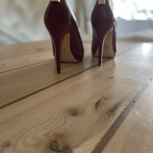  Michael korsskor -  Säljer nu men när Michael kors skor då de nu längre inte passar, skulle säga att dom är som nya och jar inte använt dom alls mycket. Nypris är 2400, skriv privat för frågor. 