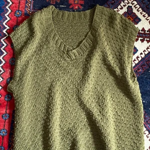 mossgrön stickad väst - så mjuk och mysig! har bara inte kommit till användning av mig :(  