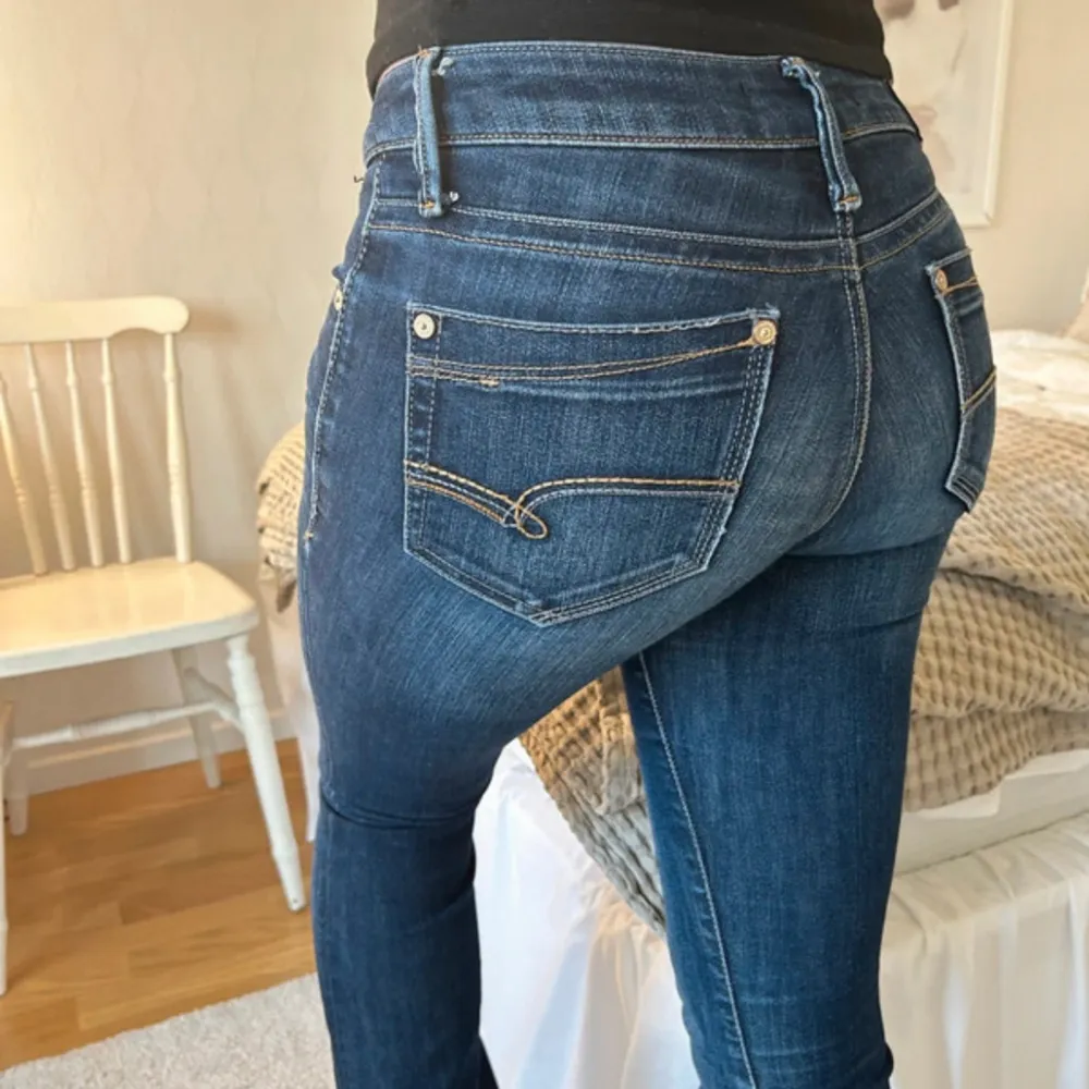 Super snygga lågmidjade botcut jeans som tyvär inte passar mig, storlek 25/34. Helt slutsålda på hemsidan❤️ Midjemått: ca 73 Innerbenlängd: ca 85❤️. Jeans & Byxor.