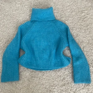 Blå stickad polotröja  - Säljer denna supermysiga polotröjan då den inte längre kommer till användning 💕 Super fin färg! 