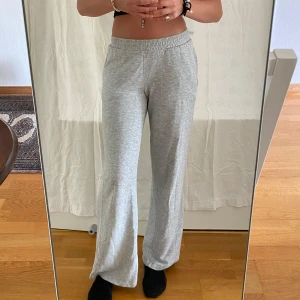 Mjukisbyxor  - Jättesnygga low waist mjukisbyxor ifrån BikBok. Väldigt stretchiga.   Midjemått rakt över: 34 cm  Innerbenslängd: 78 cm