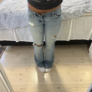 Lågmidjade jeans - Säljer dessa supersnygga lågmidjade jeans som tyvärr är lite små på mig. Köpta här på plick, bilderna är ifrån förra ägaren. Fint skick förutom lite slitet längst ned på jeansen. Midjemått är 38cm rakt över och innerbenslängden är 83cm.🥳
