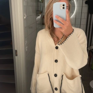 Zara kofta  - Säljer denna kofta från zara💕 Aldrig använt och prislapp kvar Stl M