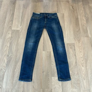 Dondup jeans  - Ett par feta Dondup jeans som är 9,5/10 skick nypris på dessa var 1700 men vårat pris är 349 dom passar dig om du är runt 157