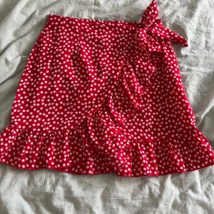 Volangkjol - Jättesöt röd volangkjol i bra skick. Kjolen är endast använd ett fåtal gånger. ❤️🍒
