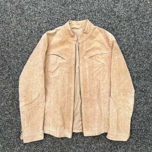 Äkta läderjacka - Galet fin äkta läderjacka!!! Köpt dyrt second hand men har tyvärr inte fått mycket användning för den. Gör ont att sälja😭 Är i så bra skick! Står ingen storleken men uppskattar det som M. Hör av dig vid intresse eller frågor💗